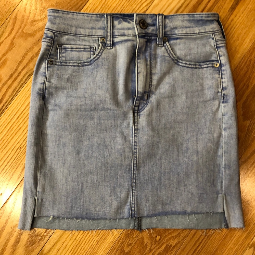 American Eagle outfitter light wash denim skirt